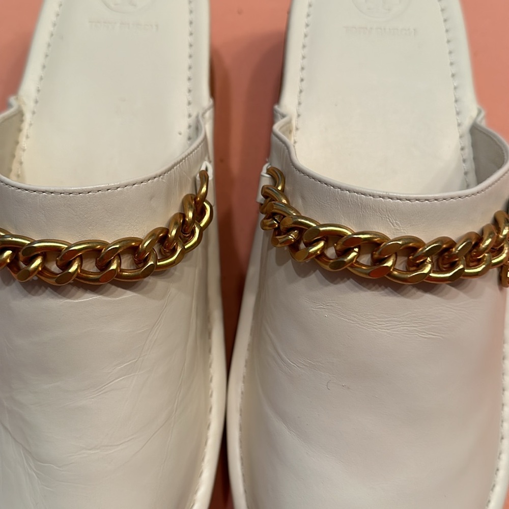 New Tory Burch Ivory Mini Benton Clogs with Gold Charm. Size 8.5. - Picture 2 of 7